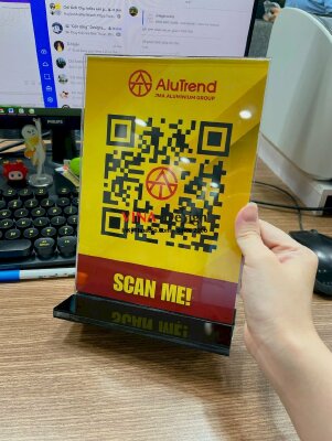 In bộ standee Mica để bàn khổ A5, gồm 1 tờ rơi thông tin Scan Me in 2 mặt, 1 chân đế Mica trong - INKTS2375