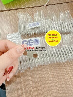 In huy hiệu Mica trong logo công ty, in UV ngược lót trắng theo file, viền cạnh trong suốt, gắn nam châm - INKTS2635