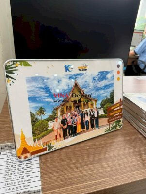 In ảnh tráng gương để bàn kỷ niệm chuyến du lịch, phủ bóng, bọc viền inox bạc, gắn chân dựng phía sau - INKTS2748