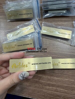 In bảng tên Inox vàng Gold logo thương hiệu gạch trang trí, gắn nam châm cài áo - INKTS2744