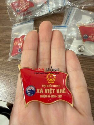 In huy hiệu hình lá cờ đỏ Đại Biểu HĐND Xã nhiệm kỳ, huy hiệu nhựa đổ keo, đi viền vàng kim loại - INKTS3768