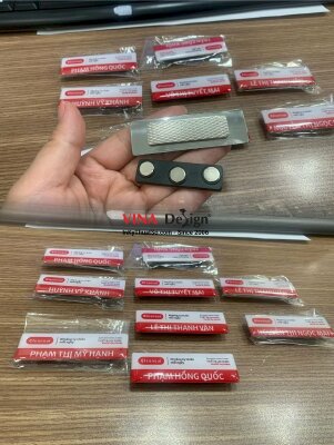 In thẻ tên nhựa đổ keo cán gắn nam châm - INKTS385