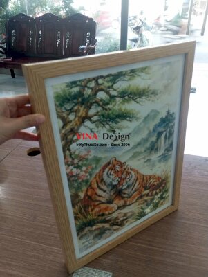 In tranh Lưỡng Hổ Tương Phùng, in canvas mực dầu mờ, đóng khung viền, mặt trước kính, mặt sau ốp ván - INKTS3711