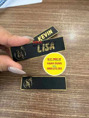 Làm bảng tên nhôm xước nền vàng, ăn mòn mực đen tên nhân viên Nails & Spa, phong cách sang trọng - INKTS3754