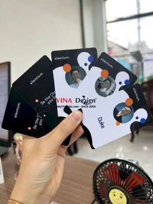 In thẻ nhân viên nhựa PVC cán mờ, bo góc - INKTS403