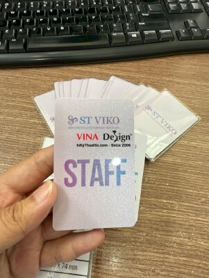 In thẻ Staff nhựa ép nhũ, ép bóng, bo góc khuôn chuẩn - INKTS3800