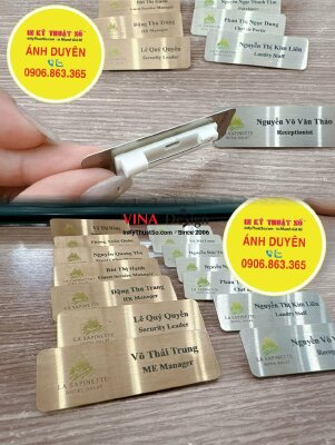 Làm bảng tên inox xước in UV gắn kim gài, thẻ tên inox nhân viên khách sạn hotel - INKTS1188