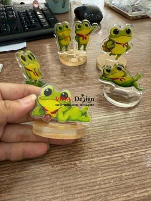 In standee mica nhân vật chú ếch đeo khăn quàng cổ, in UV 2 mặt, gắn chân đế tròn - INKTS3822
