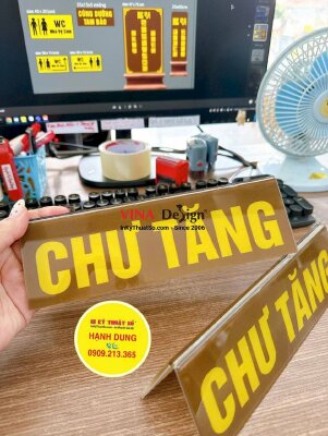 In bảng thông tin Mica chữ A để bàn chức danh Chư Tăng, standee Mica để bàn 2 mặt xem - INKTS3862