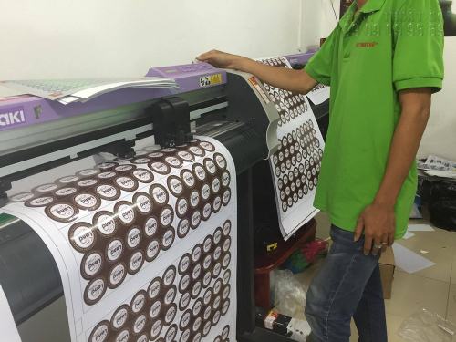 Công ty In Kỹ Thuật Số trang bị máy vừa in vừa bế Decal Mimaki Nhật hiện đại