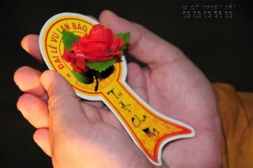 In đuôi nheo bông hồng cài áo, hoa cài áo Vu Lan - in vải Silk nội dung sự kiện