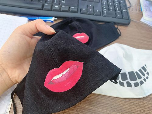 Báo giá in decal ép nhiệt sticker ép lên khẩu trang, nhận in mọi số lượng, hàng trong ngày