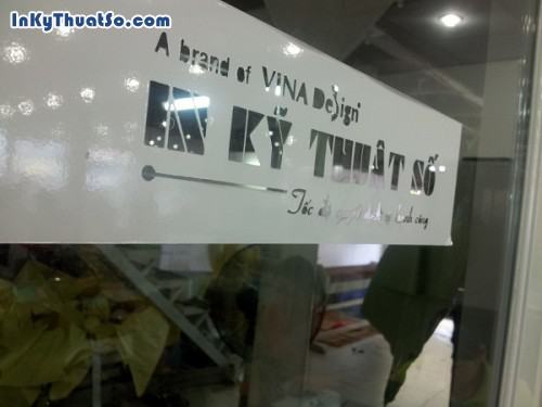 In decal trong dáng kính tại Công ty TNHH In Kỹ Thuật Số 