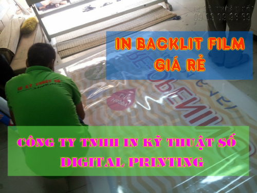 Nhân viên gia công thực hiện cán màng bóng cho backlit film  In backlit film giá rẻ, nhận in backlit film làm phông nền cao cấp cho showroom điện thoại - Ảnh: 4