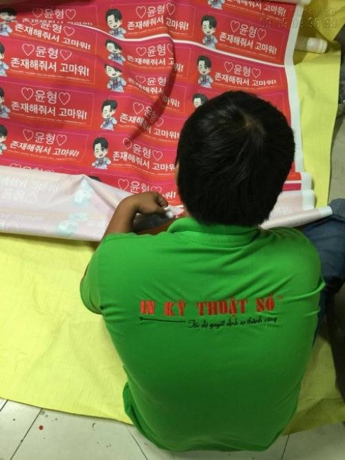 Nhân viên In Kỹ Thuật Số đang gia công sản phẩm in vải Silk cho khách hàng Hàn Quốc