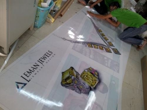 Nhân viên In Kỹ Thuật Số đang gia công thành phẩm blacklit film in uv quảng cáo cho showroom thời trang cao cấp Nhân viên In Kỹ Thuật Số đang gia công thành phẩm blacklit film in uv quảng cáo cho showroom thời trang cao cấp