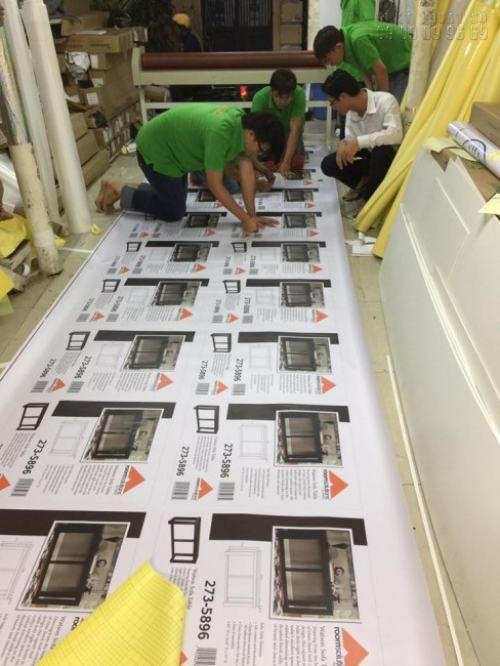 Nhân viên gia công thành phẩm in ấn cho khách hàng