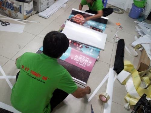 Lắp poster in từ PP vào banner cuốn