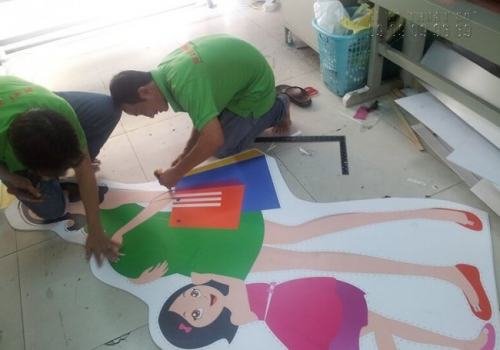 Nhân viên Công ty TNHH In Kỹ Thuật Số - Digital Printing Ltd đang gia công sản phẩm in PP cán formex một cách tỉ mỉ đảm bảo sản phẩm in PP cán formex của bạn được hoàn thiện với chất lượng tốt nhất.