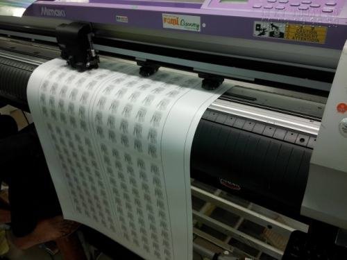 Gia công bế tem trên máy Mimaki cho thành phẩm đúng chuẩn kích thước và yêu cầu từ khách đặt in