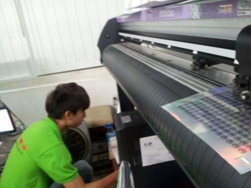 Với hệ thống máy móc in, bế được nhập khẩu nguyên chiếc từ Nhật Bản luôn mang đến sản phẩm chất lượng cao, in nhanh chóng. Máy bế Mimaki đang trực tiếp cấn bế tem decal 7 màu cho khách hàng Với hệ thống máy móc in, bế được nhập khẩu nguyên chiếc từ Nhật Bản luôn mang đến sản phẩm chất lượng cao, in nhanh chóng. Máy bế Mimaki đang trực tiếp cấn bế tem decal 7 màu cho khách hàng