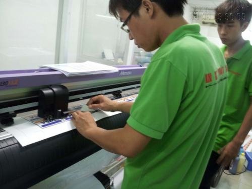 Nhân viên InKyThuatSo đang giám sát khâu gia công bế tem decal nhựa cho khách hàng trên máy bế Mimaki