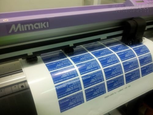 Bế tem decal sữa bằng máy bế sử dụng công nghệ mắt thần Mimaki, cho thành phẩm đúng chuẩn kích thước và đảm bảo độ thẩm mĩ cao