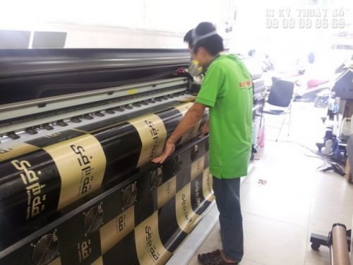 Nhân viên đứng máy in hiflex khổ lớn tại In Kỹ Thuật Số