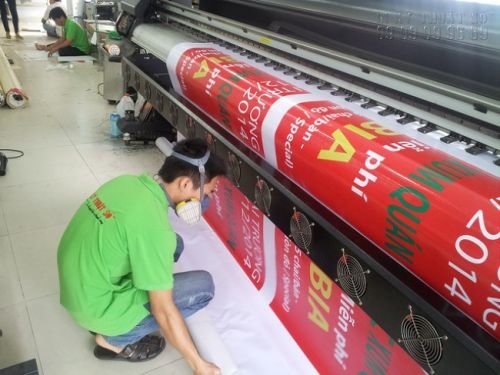 Nhân viên vận hành máy in hiflex khổ lớn tại In Kỹ Thuật Số 