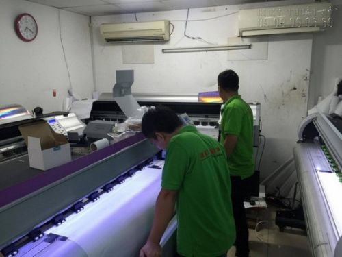 Nhân viên đứng máy in Uv  tại In Kỹ Thuật Số