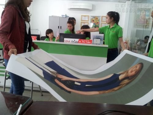 In tranh canvas khổ lớn treo trang trí cho showroom thời trang