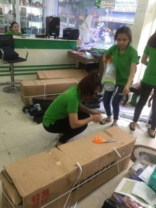 Đơn hàng được đóng gói cẩn thận trước khi giao hàng cho khách tại In Kỹ Thuật Số
