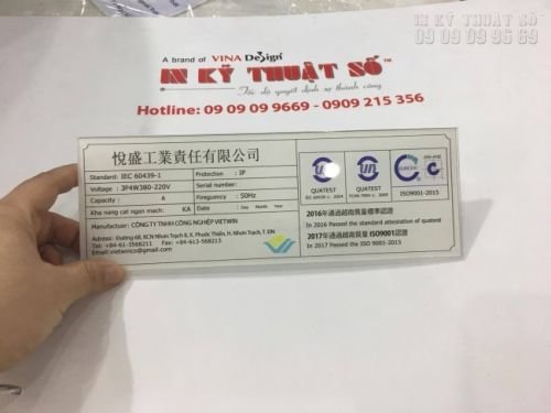 In trên mica làm biển chức danh