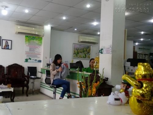 Khách hàng kiêm tra thành phẩm in áo thun kỹ thuật số tại In Kỹ Thuật Số Khách hàng kiêm tra thành phẩm in áo thun kỹ thuật số tại In Kỹ Thuật Số