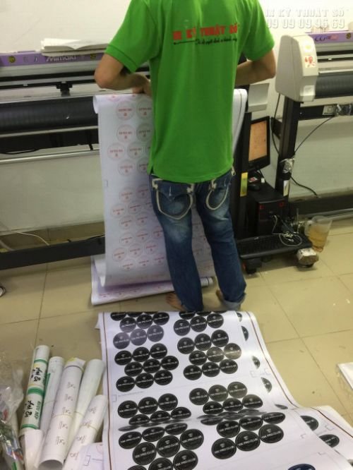 Kỹ thuật viên của In Kỹ Thuật Số gia công bế in tem nhãn trên máy bế Nhật Bản