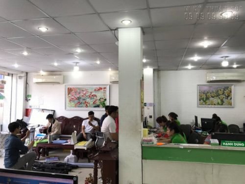 Khách hàng đến đặt in tại văn phòng công ty In Kỹ Thuật Số