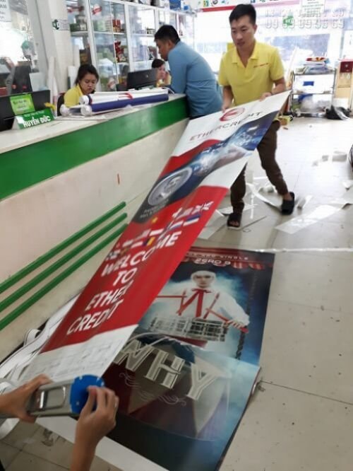 In standee - lắp banner cuốn - giá cuốn tại In Kỹ Thuật Số
