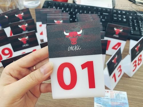 In UV lên mica làm bảng tên bàn, bảng số bàn, bảng hiệu