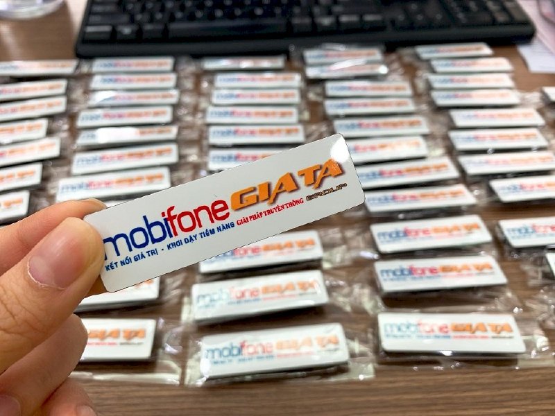 In UV trên nhựa đổ keo làm bảng tên nhân viên