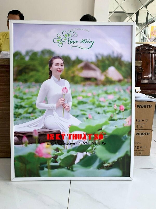 In tranh chân dung thiếu nữ bên hoa sen