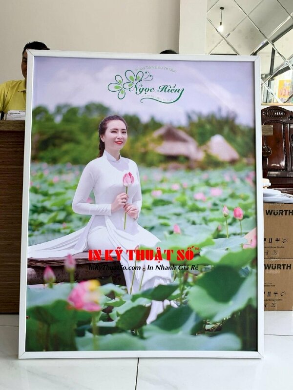 In tranh chân dung thiếu nữ bên hoa sen - Ảnh: 2