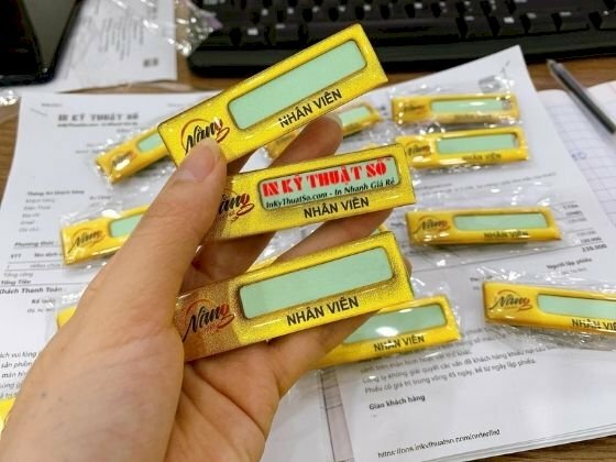 In bảng tên đeo áo nam châm hít - làm bảng tên nhân viên kim loại theo yêu cầu TPHCM - Ảnh: 2