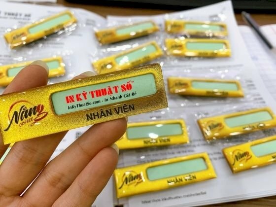 In bảng tên đeo áo nam châm hít - làm bảng tên nhân viên kim loại theo yêu cầu TPHCM - Ảnh: 2