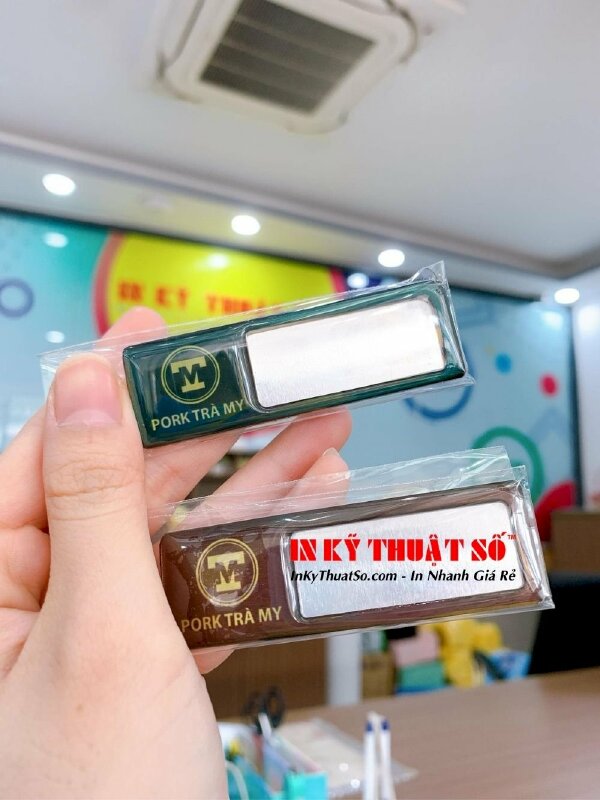 Làm bảng tên nhân viên thay tên nam châm - in logo doanh nghiệp, thương hiệu mặt inox phủ nhựa trong suốt TPHCM - Ảnh: 4
