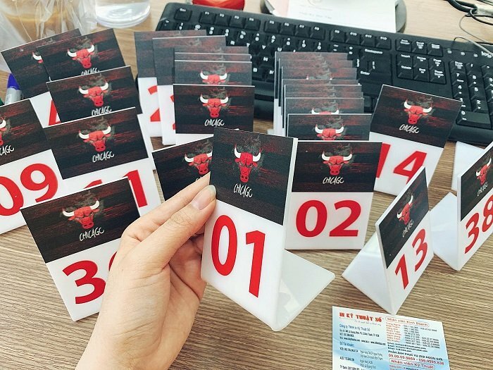 Kích thước standee mica?