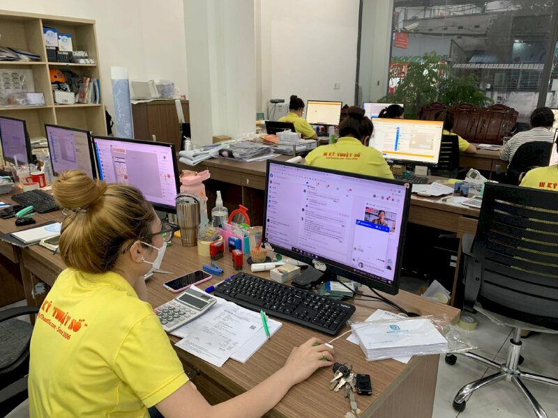 Nhân viên chăm sóc khách hàng hỗ trợ khách đặt in name card Bình Thạnh tại văn phòng In Kỹ Thuật Số Nhân viên chăm sóc khách hàng hỗ trợ khách đặt in name card Bình Thạnh tại văn phòng In Kỹ Thuật Số