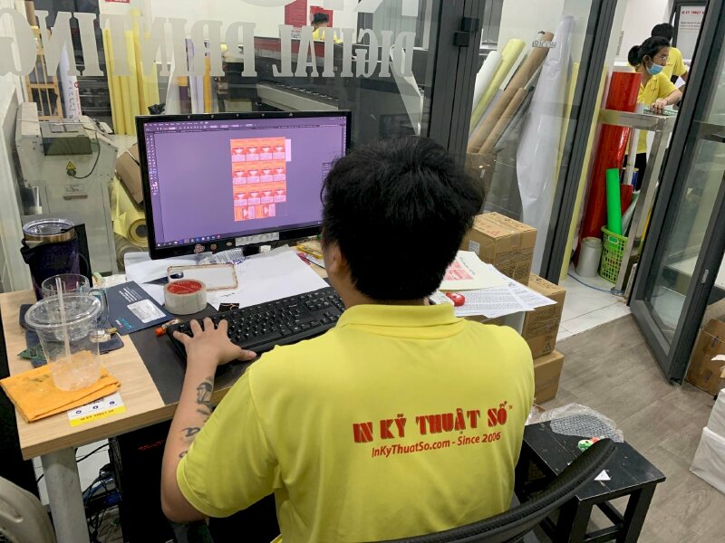 Team nhân viên thiết kế in ấn quảng cáo tại In Kỹ Thuật Số Since 2006 - Ảnh: 2