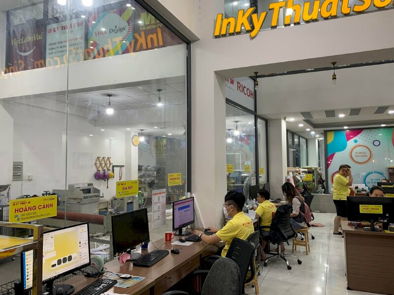 Team nhân viên thiết kế in ấn quảng cáo tại In Kỹ Thuật Số Since 2006 - Ảnh: 1