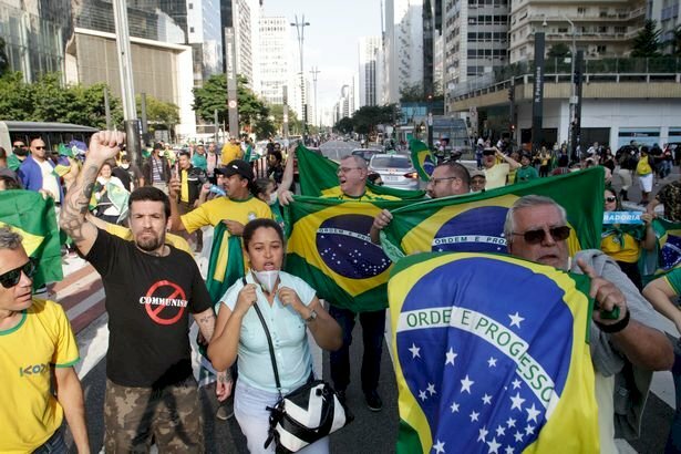 Hình ảnh người dân cầm lá cờ Brazil tung bay phấp phới đi biểu tình