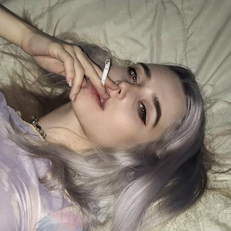 Ảnh con gái hút thuốc chất tóc trắng